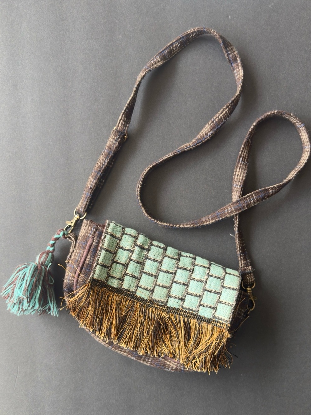 Chloe & Lex Knit Woven Fringe Purse Tassel Hippie Folding Snap Strap